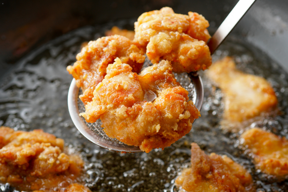 Frittierte Hühnchenstücke nach japanischer Art | Credit: iStock.com/KPS