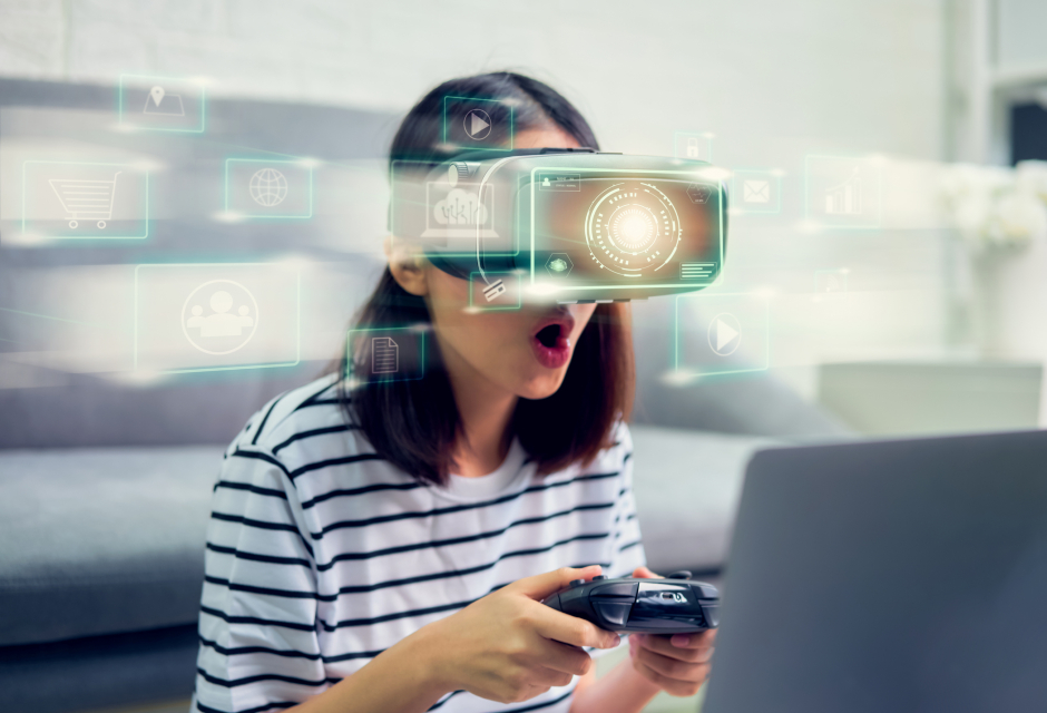 Junges Mädchen mit Virtual Reality-Brille | Credit: iStock.com/Sitthiphong