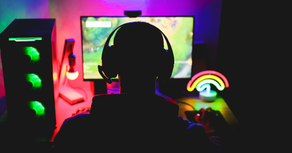 Jugendlicher beim nächtlichen Computerspielen | Credit: iStock.com/DisobeyArt