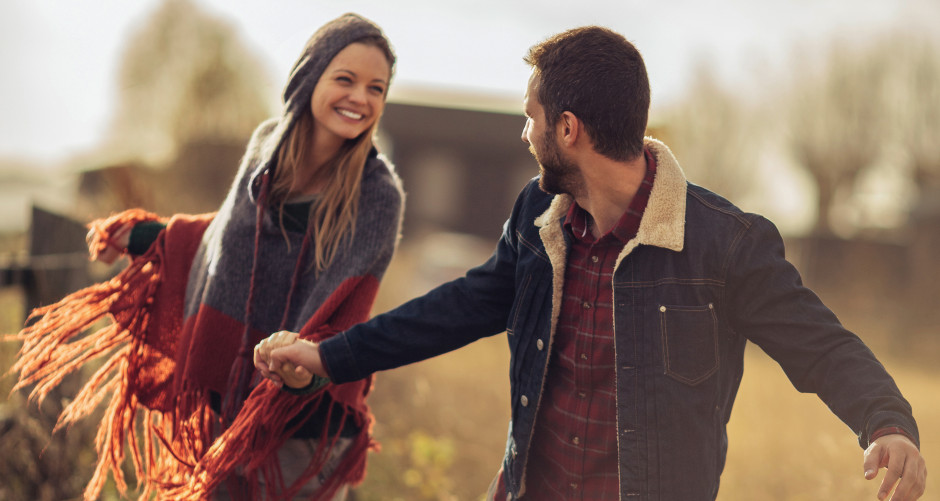 Ein verliebtes Paar welches sich fröhlich ansieht.