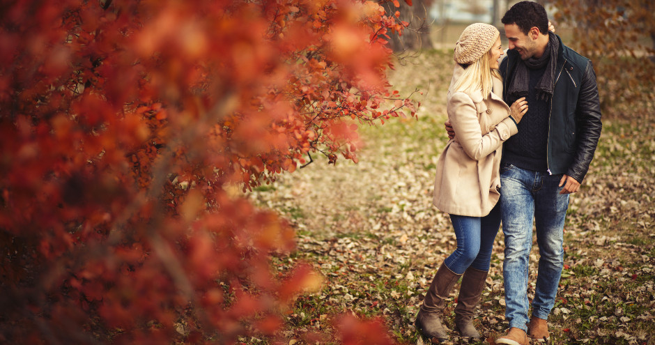 Ein verliebtes Paar bei einem herbstlichen Spaziergang.