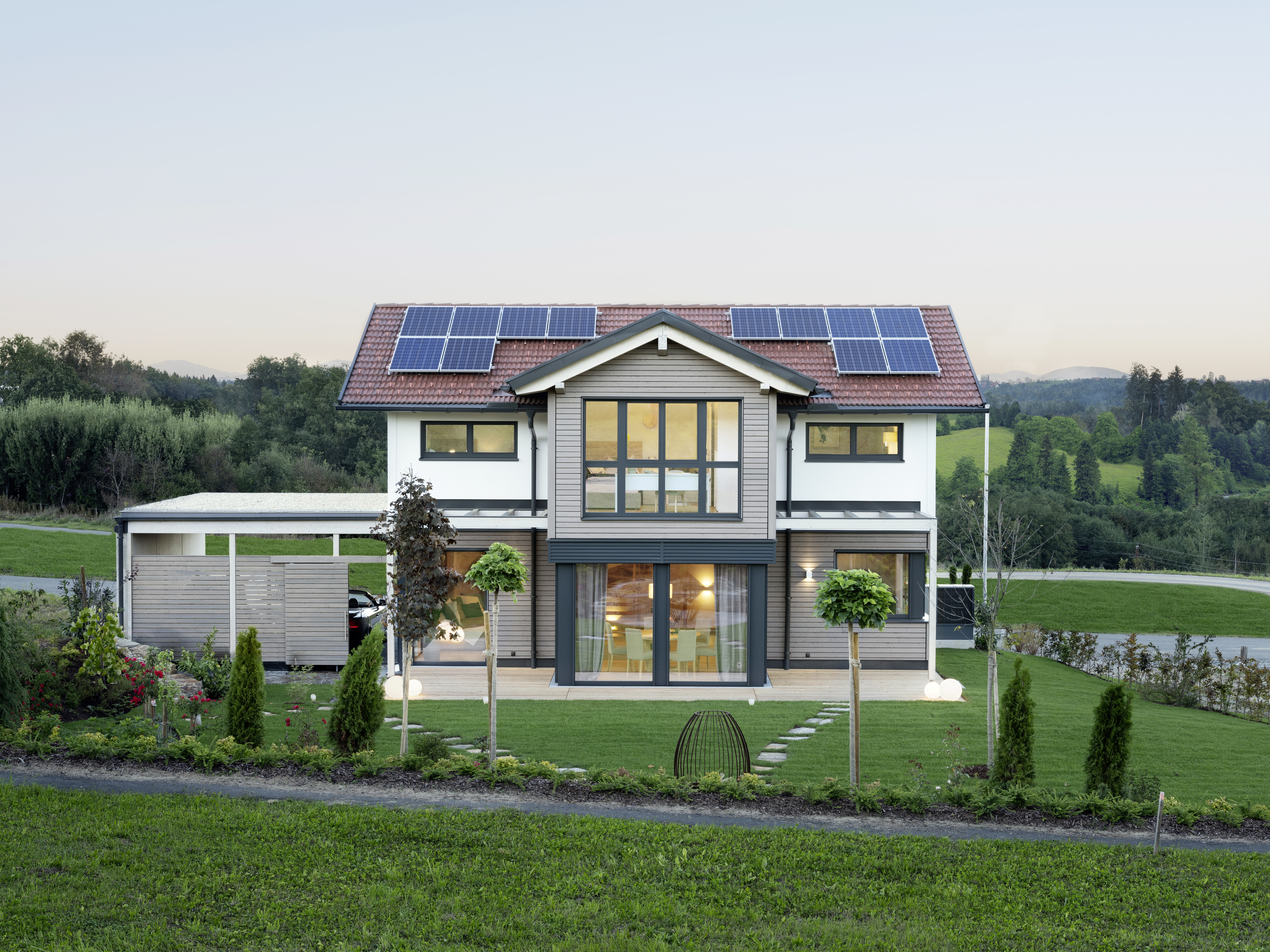 Neues Fertighaus mit Photovoltaik am roten Dach | Credit: Griffnerhaus GmbH