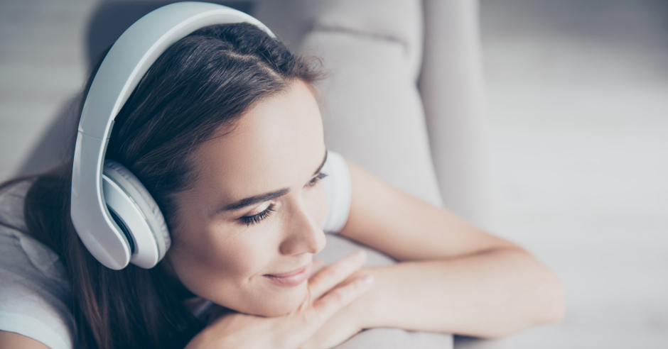 Frau hört entspannt Musik per Kopfhörer | Credit: iStock.com/Deagreez