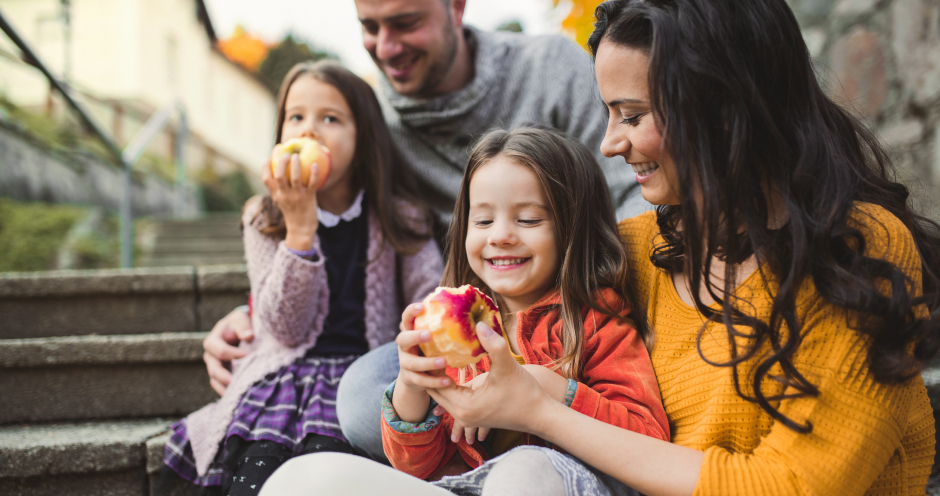 Paar mit ihren beiden Töchtern | Credit: iStock.com/Halfpoint