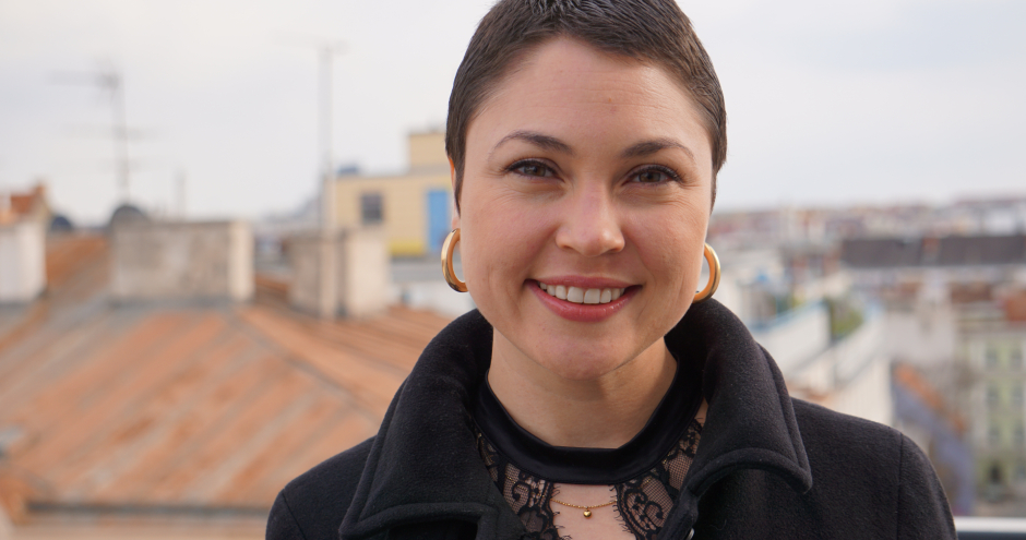Isabel Folie über den Dächern von Wien | Credit: Luca Pümpel