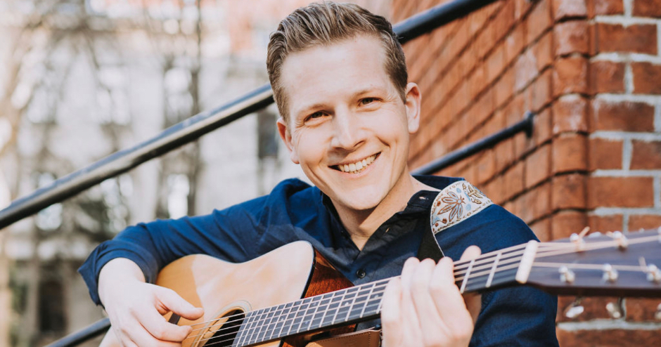 K.WIENA spielt auf seiner Gitarre | Credit: Thomas Podobnig