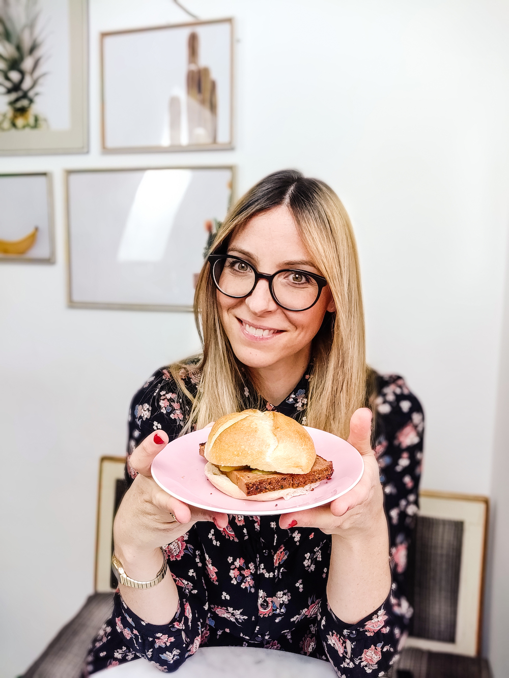 Nadina Ruedl hat eine Leberkäsesemmel am Teller | Credits: Pflanzerei/Nadina Ruedl