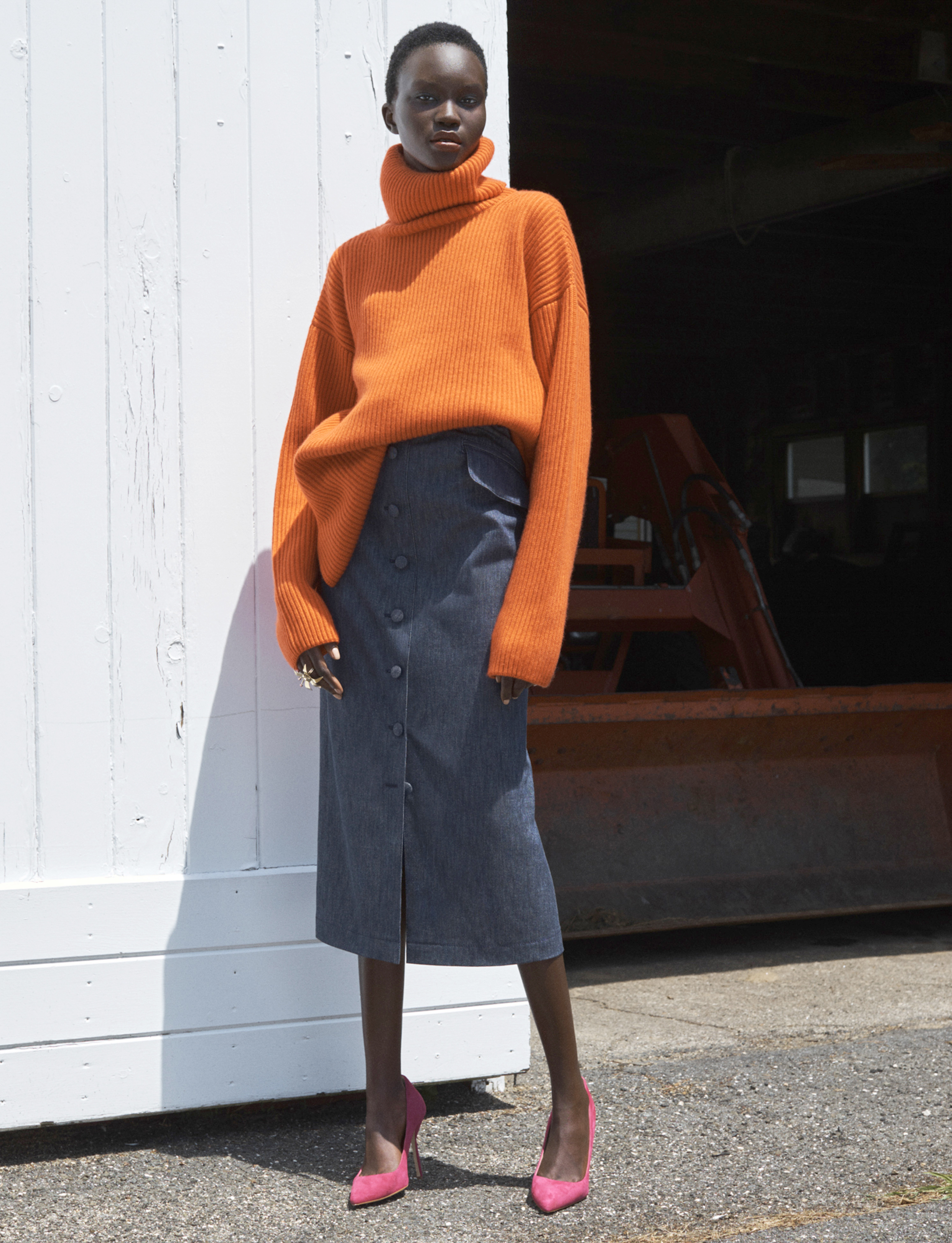 Model trägt einen weiten Pulli und einen engen Rock