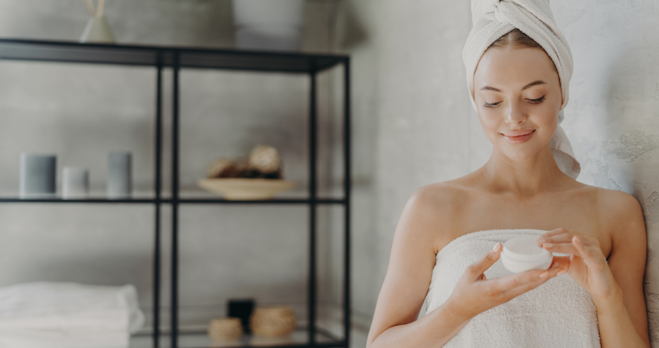 Frau pflegt nach einem entspannenden Bad ihre Haut durch Cremen | Credit: iStock.com/Viorel Kurnosov