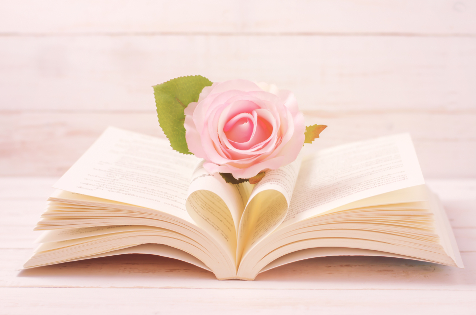 Aufgeschlagenes Buch mit einer Rose darin | Credit: iStock.com/Mybona