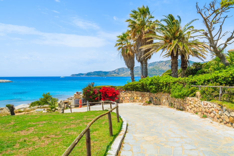 Ein asphaltierter Weg führt zum Strand Campulungo in Sardinien | Credit: iStock.com/pkazmierczak