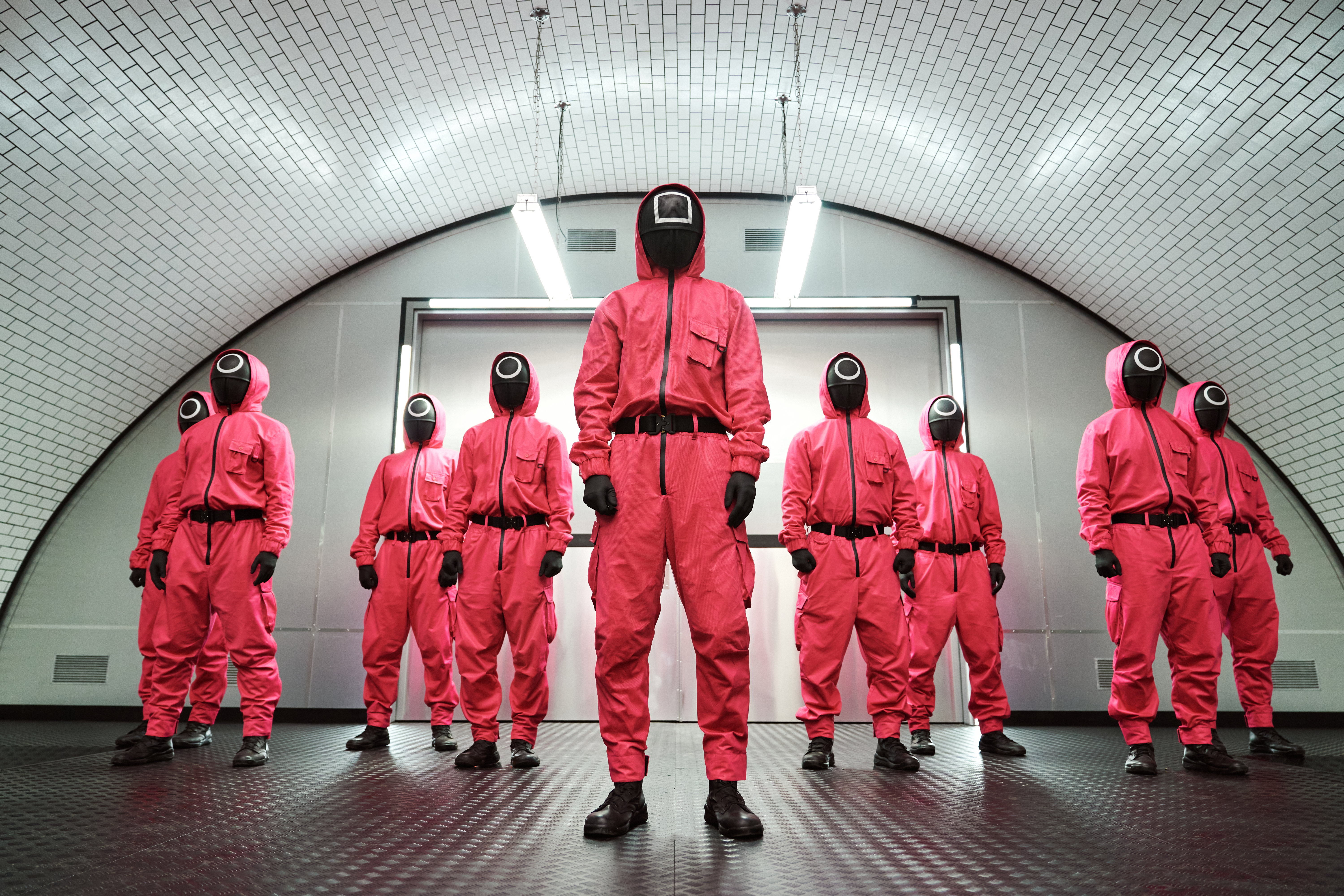 Wärter im roten Anzug der Netflix-Serie &quot;Squid Game&quot;