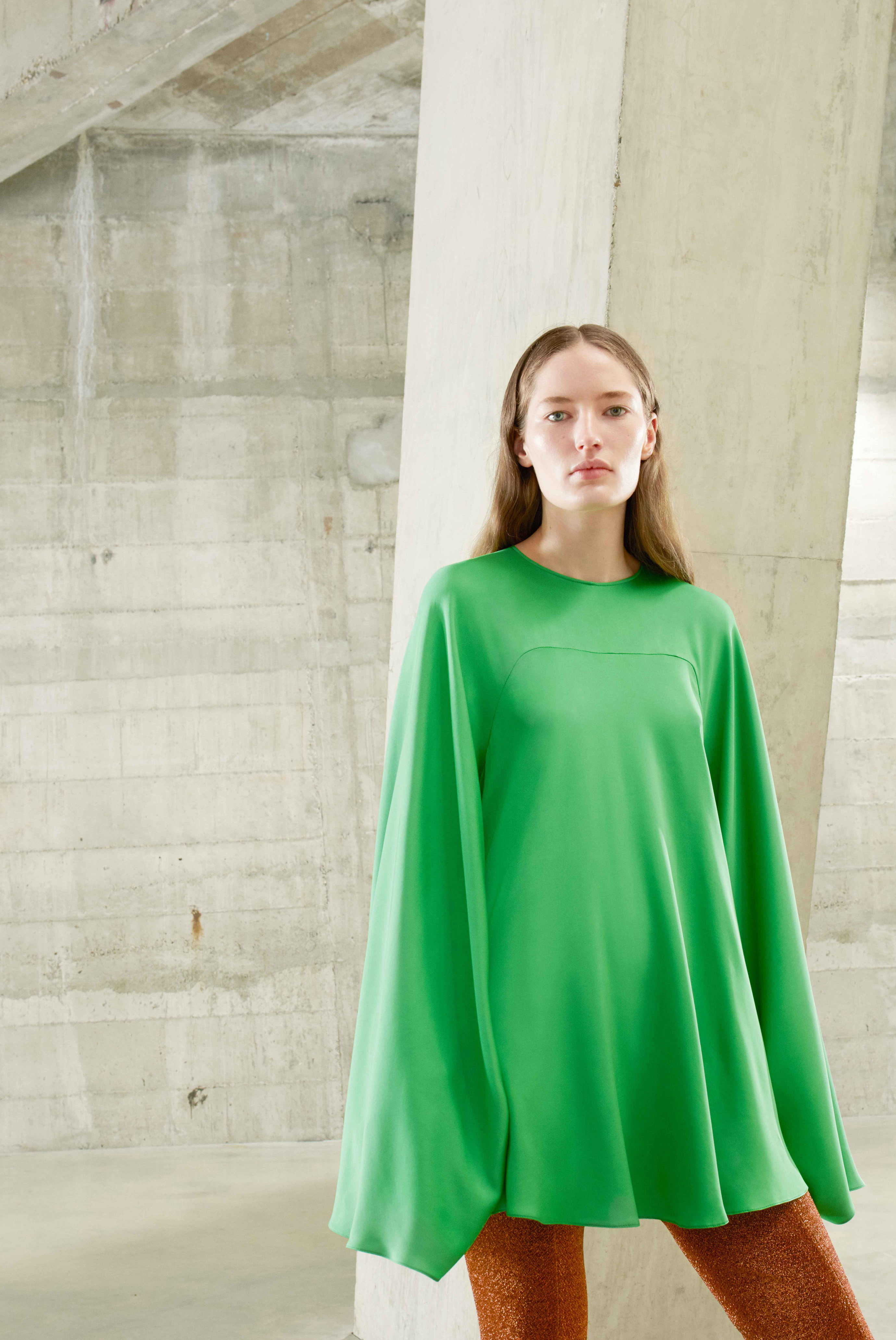 Model trägt einen hellgrünen Pullover