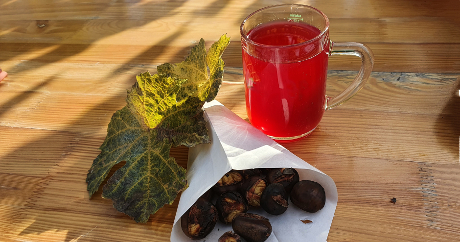 Ein Glas Sturm und dazu ein paar heiße Maroni | Credit: iStock.com/bririemoments