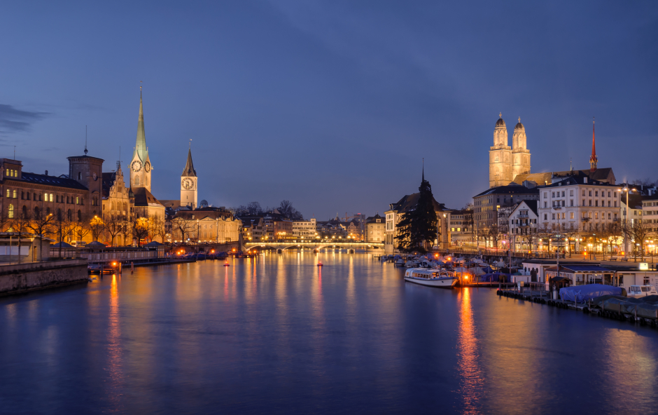 Stadtzentrum von Zürich bei Nacht | Credit: iStock.com/MatteoCozzi