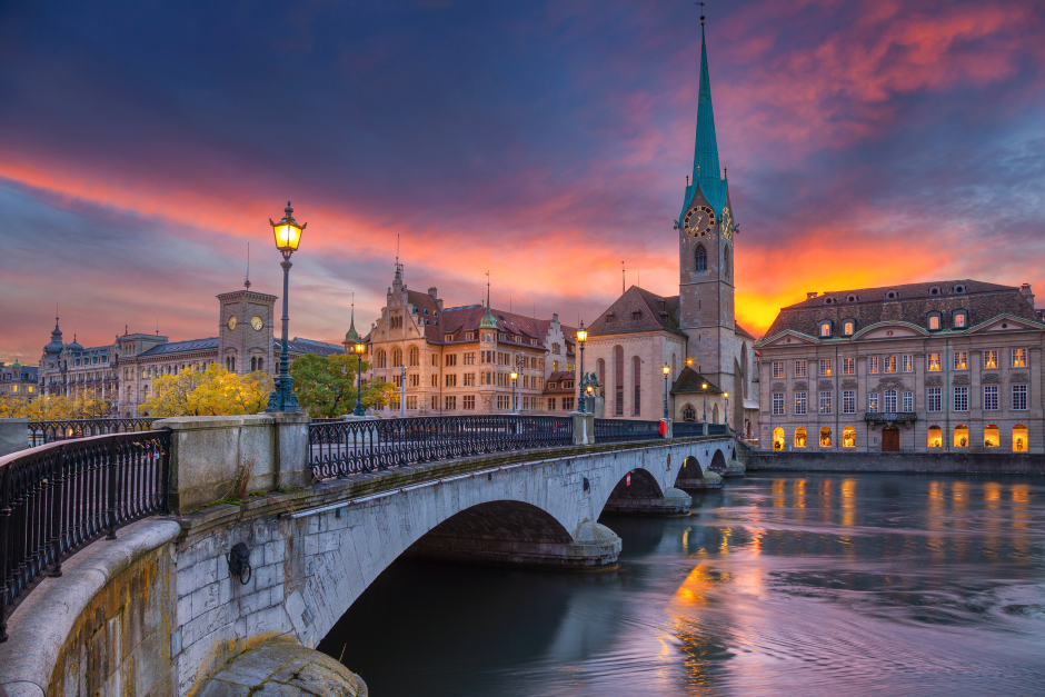 Zürich bei Nacht | Credit: iStock.com/RudyBalasko