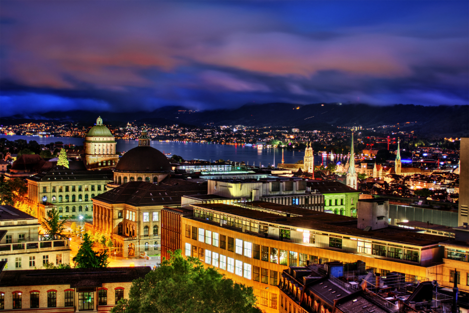 Zürich von oben bei Nacht | Credit: iStock.com/SilvanBachmann