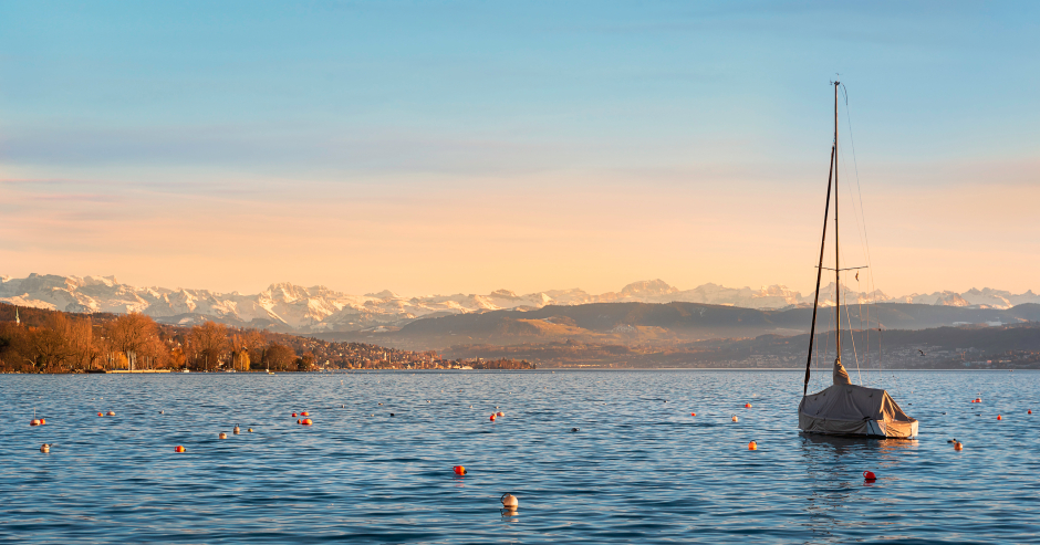 Einsames Boot auf dem Zürchersee | Credit: iStock.com/Say-Cheese