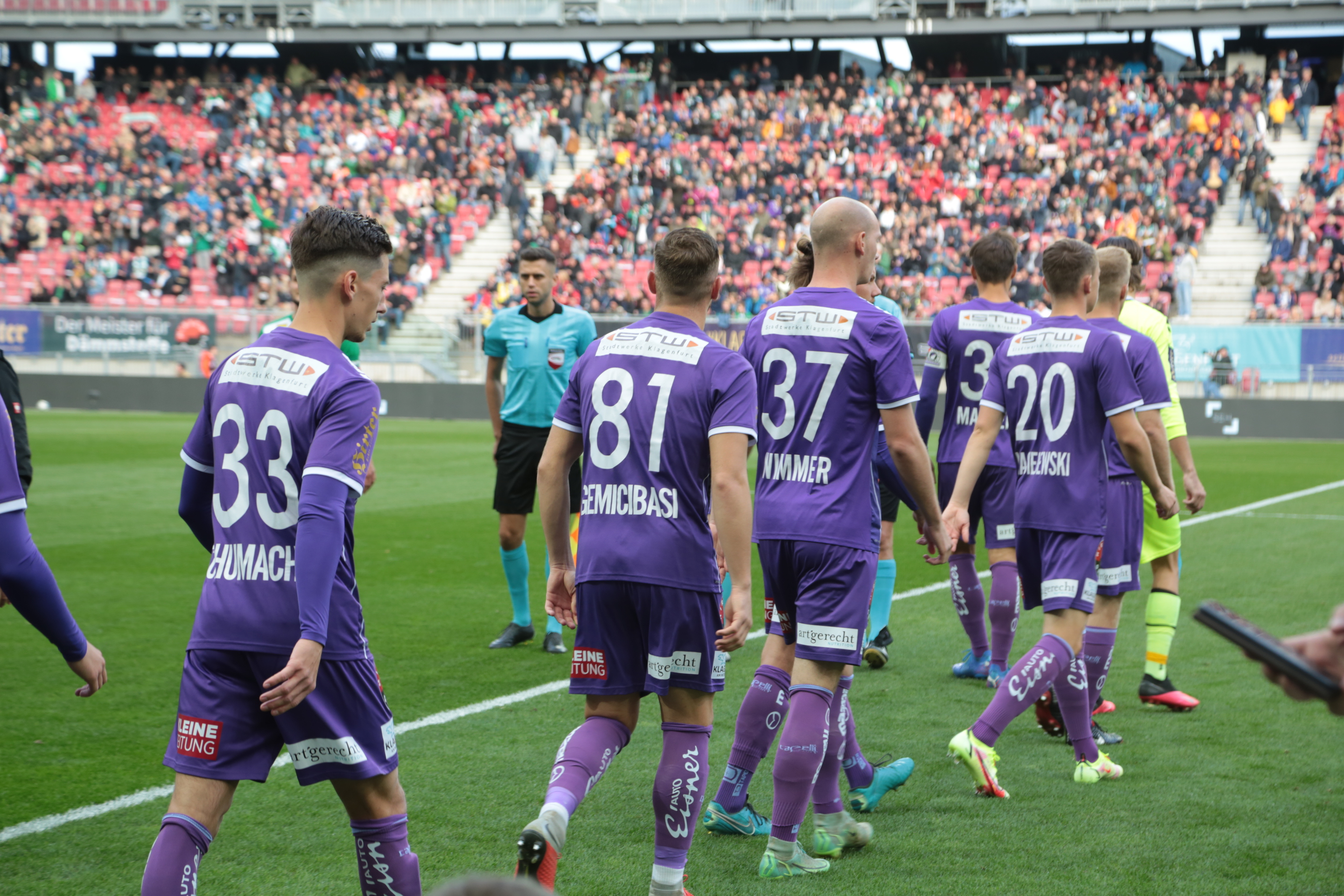 Die Mannschaft des SK Austria Klagenfurt läuft ins Stadion ein