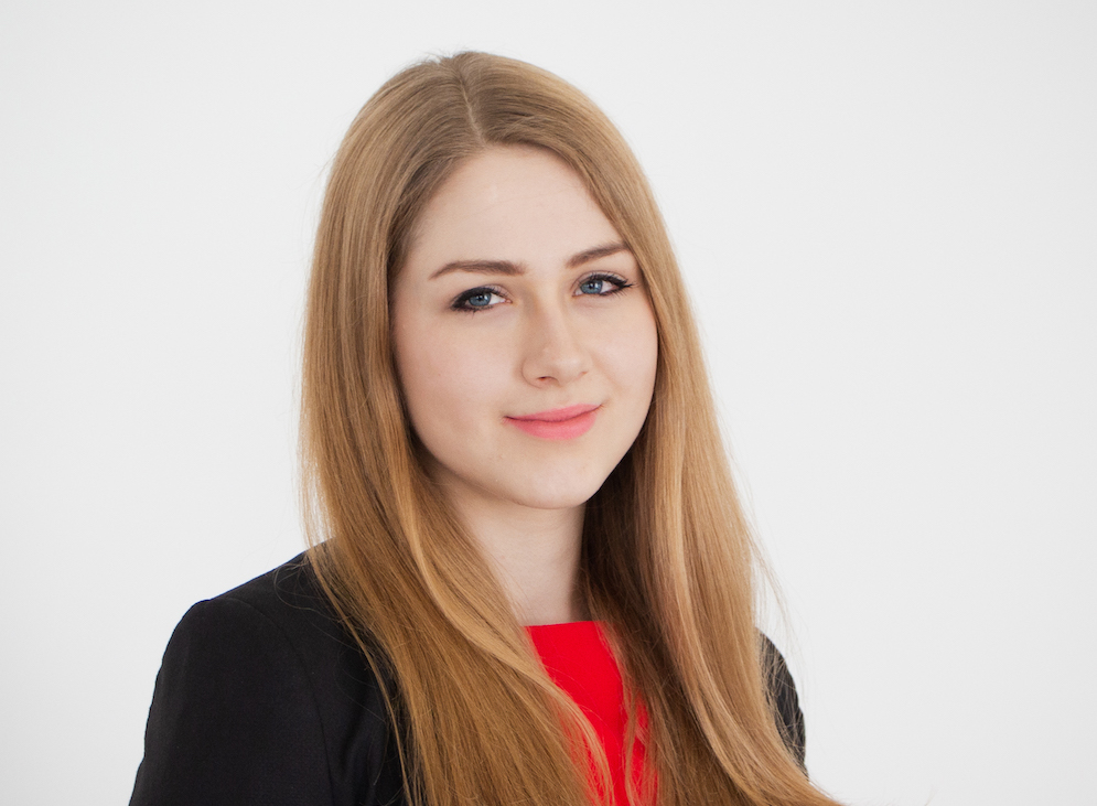 Porträt der Expertin mit langen brünetten Haaren