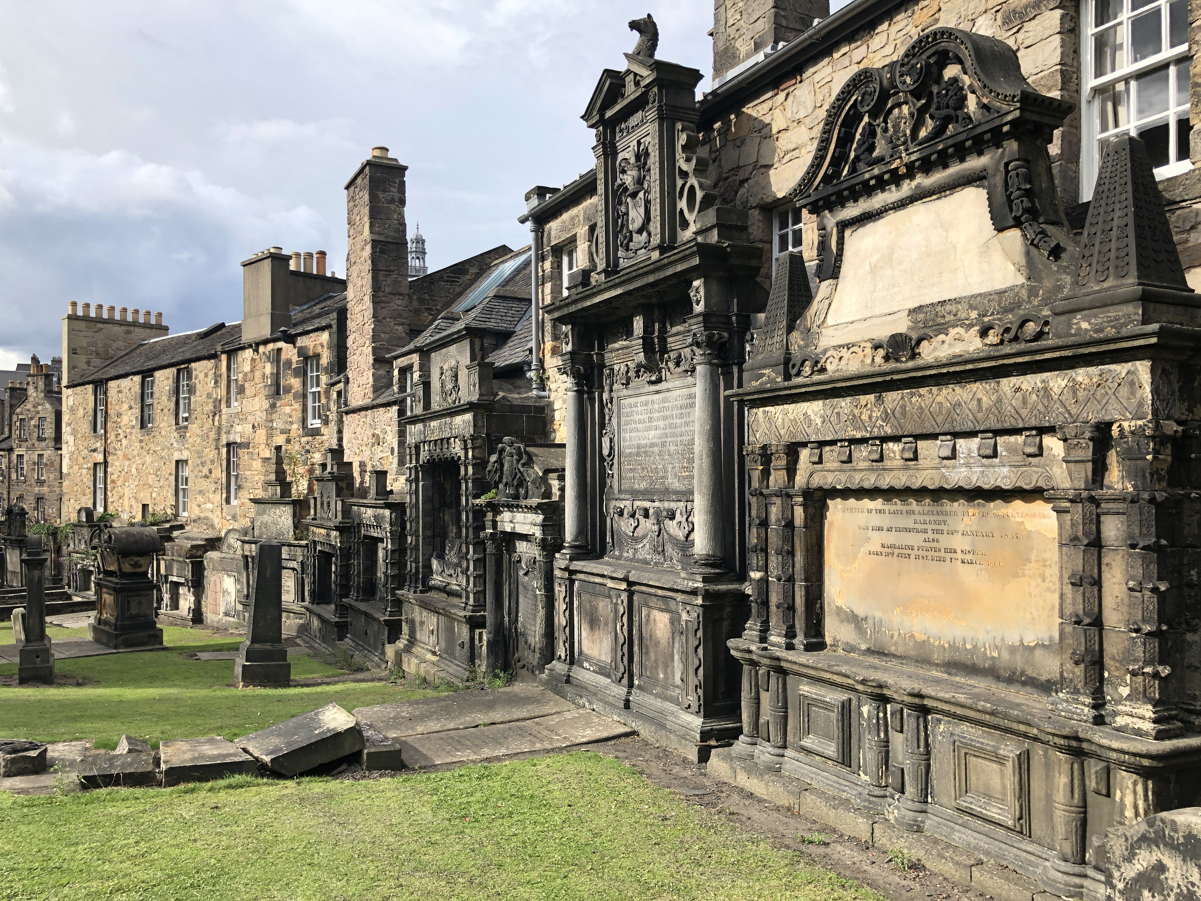 Greyfriars Kirkyard in Schottland | Credit: iStock.com/SteveAllenPhoto