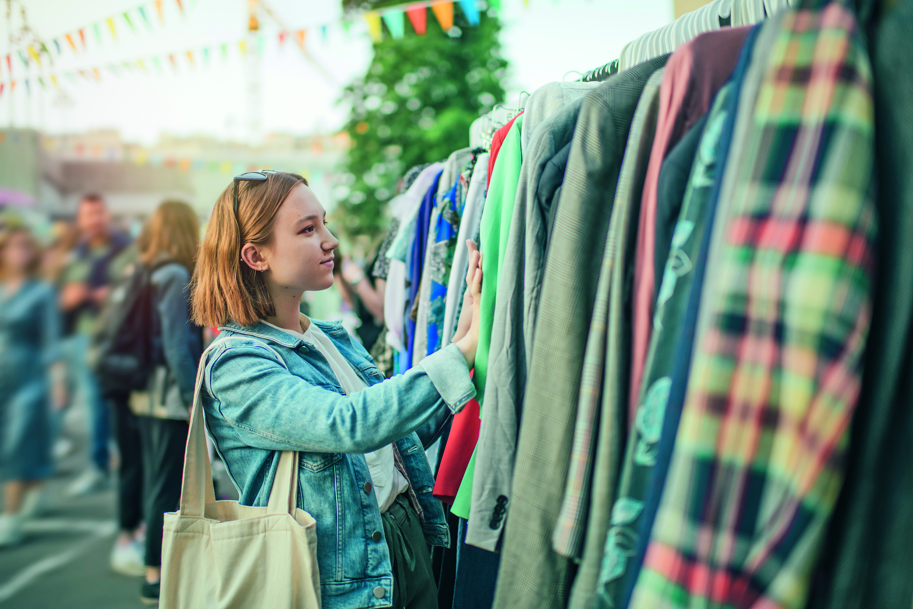 Frau shoppt auf einem Flohmarkt