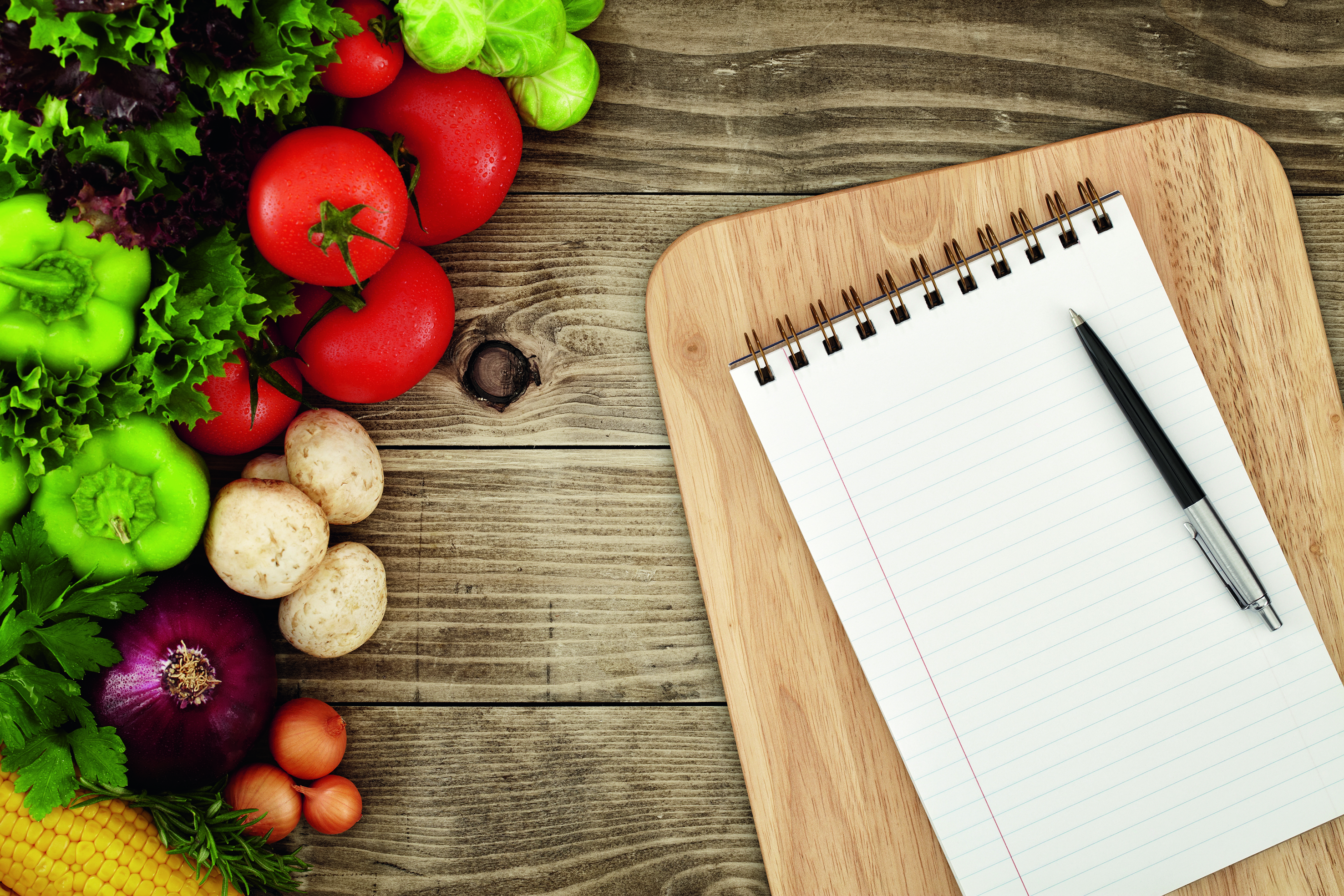 Ein Block liegt neben frischem Gemüse und Obst