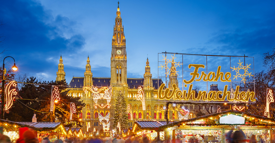 Wiener Christkindlmarkt in der Abenddämmerung | Credit: iStock.com/sborisov