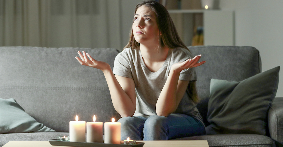 Frau sitzt auf einer grauen Couch | Credit: iStock.com/Antonio Guillem