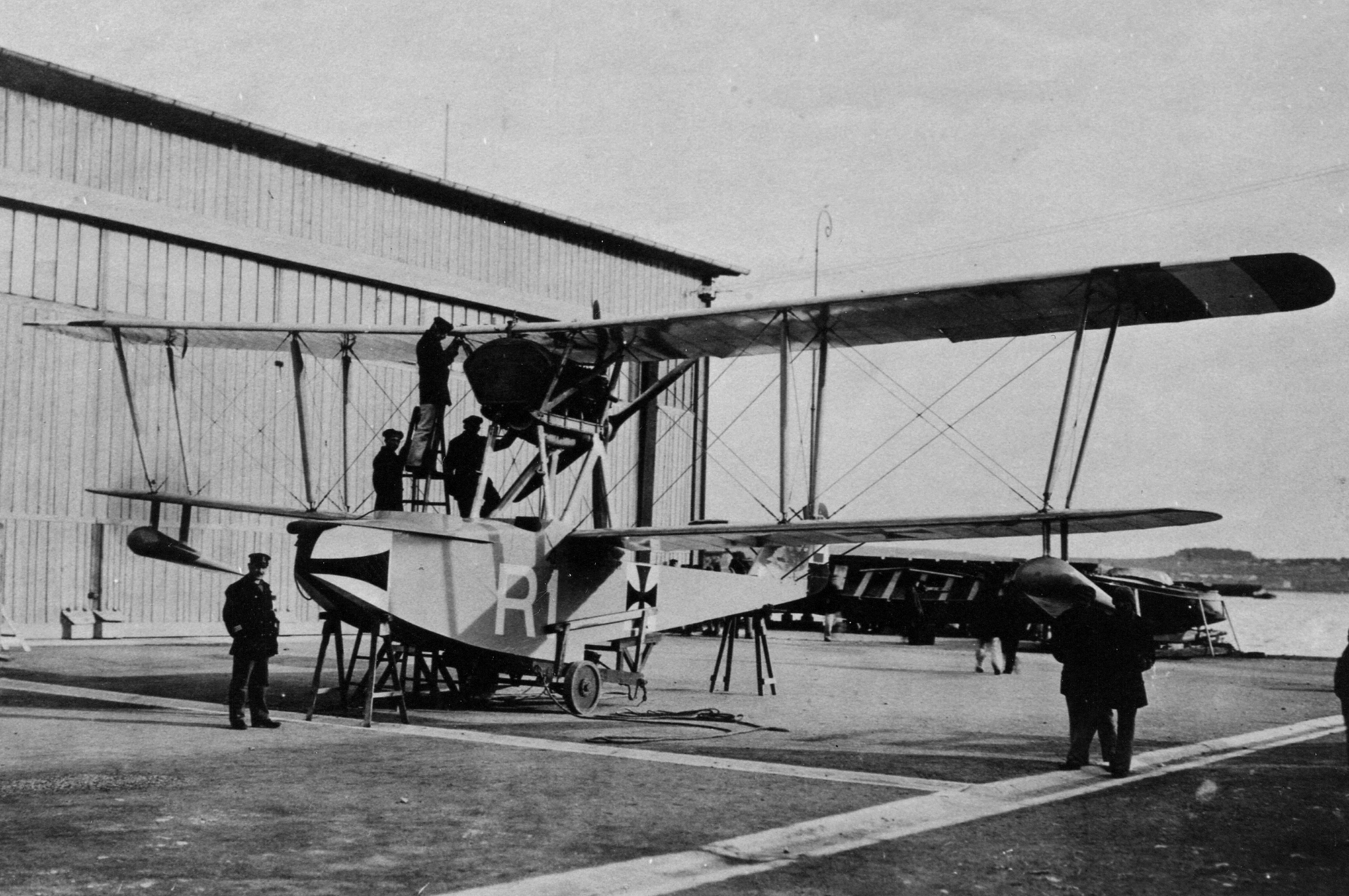 Eine Schwarz-Weiß-Aufnahme des originalen R1-Flugbootes der k. u. k. Kriegsmarine