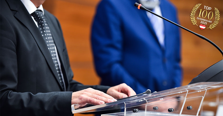 Politiker im Parlament am Rednerpult | Credit: iStock.com/roibu
