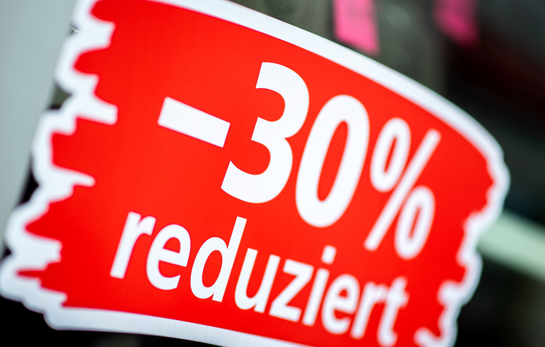 Roter Aufkleber auf Geschäftsschaufenster Minus 30 Prozent