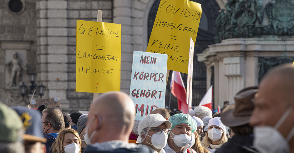 Impfskeptiker auf einer Corona-Demonstration