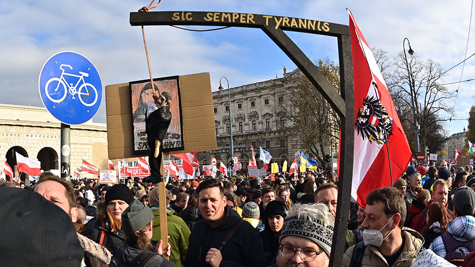 Demonstranten brachten einen Miniatur-Galgen zur Kundgebung