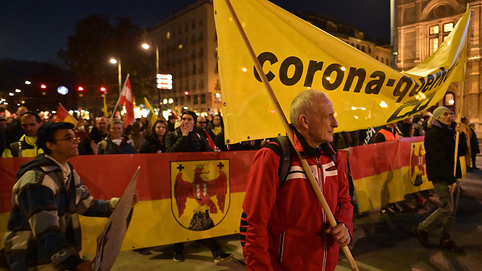 Die „Corona Querfront“ führte die Demo zeitweise an