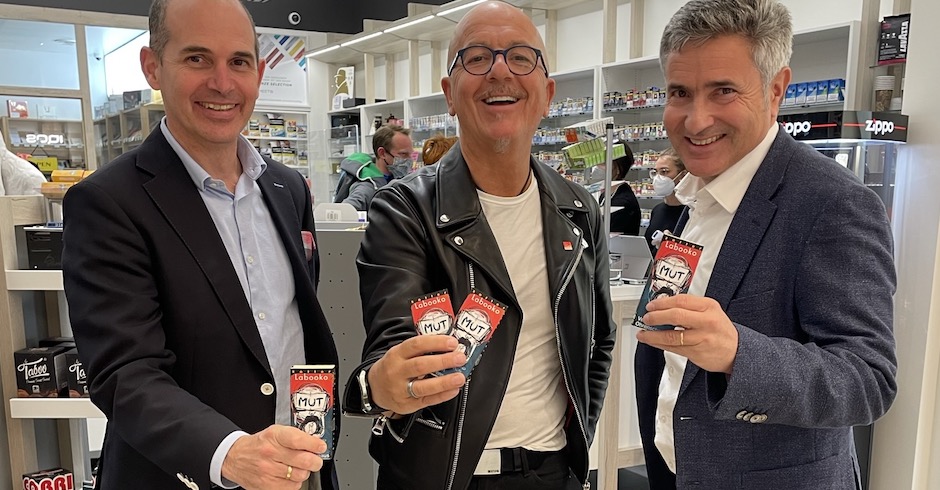 Drei Männer halten Schokolade in die Kamera | Credit: www.mvg.at