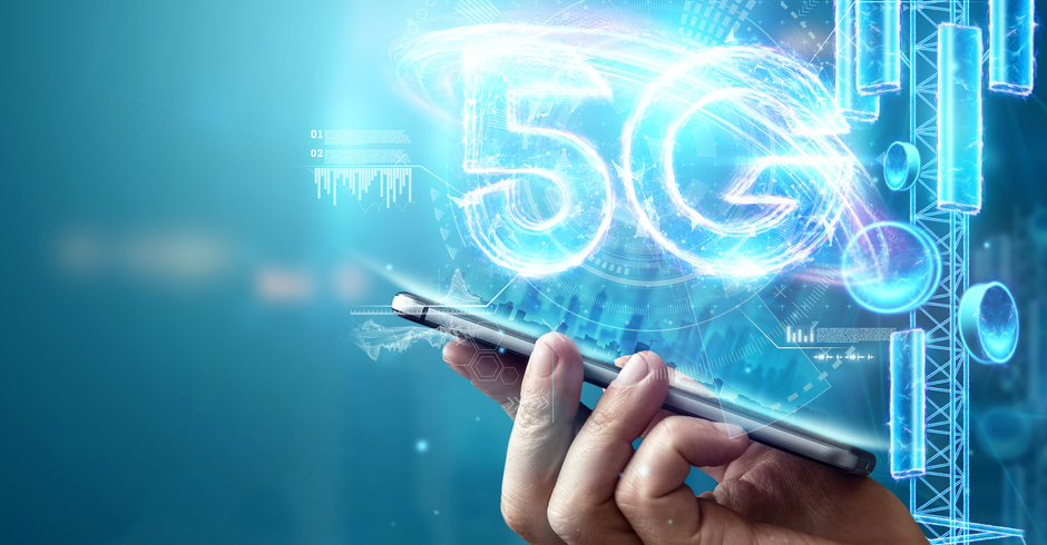 Grafik, eine Hand hält Handy, darüber in Neonschrift 5G und ein Handymast