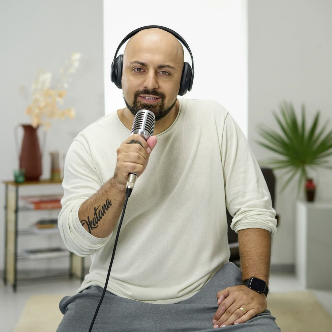 Ali Mahlodji spricht in ein Mikrofon | Credit: www.instagram.com/fit and stron by OEGK/Fit and Strong