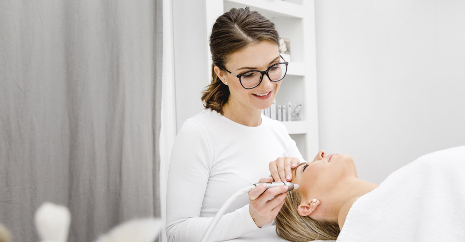 Kosmetikerin Sarah Brandstetter in ihrem Salon &quot;Schönheitsschlaf&quot;