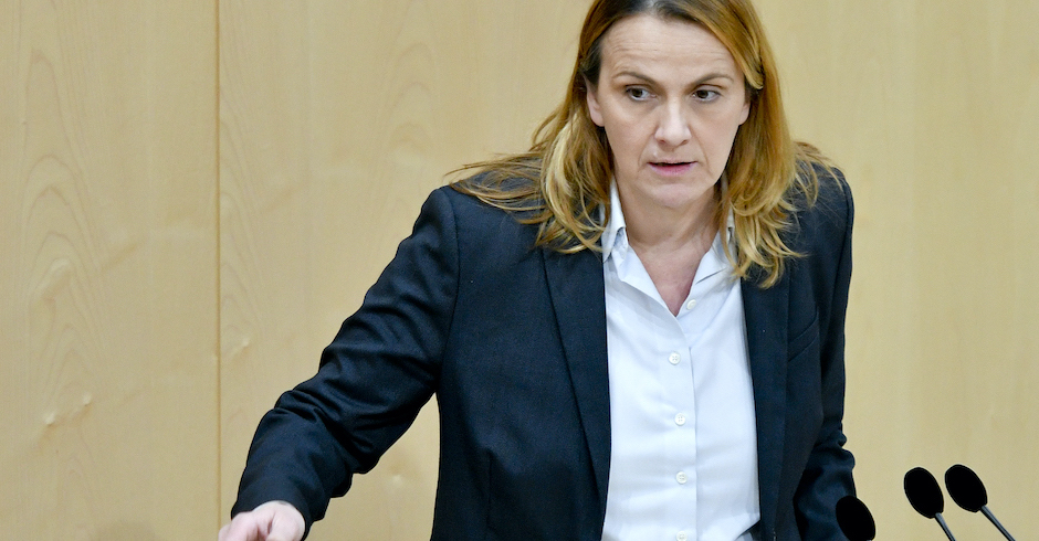 Die FPÖ-Politikern am Rednerpult des Nationalrats