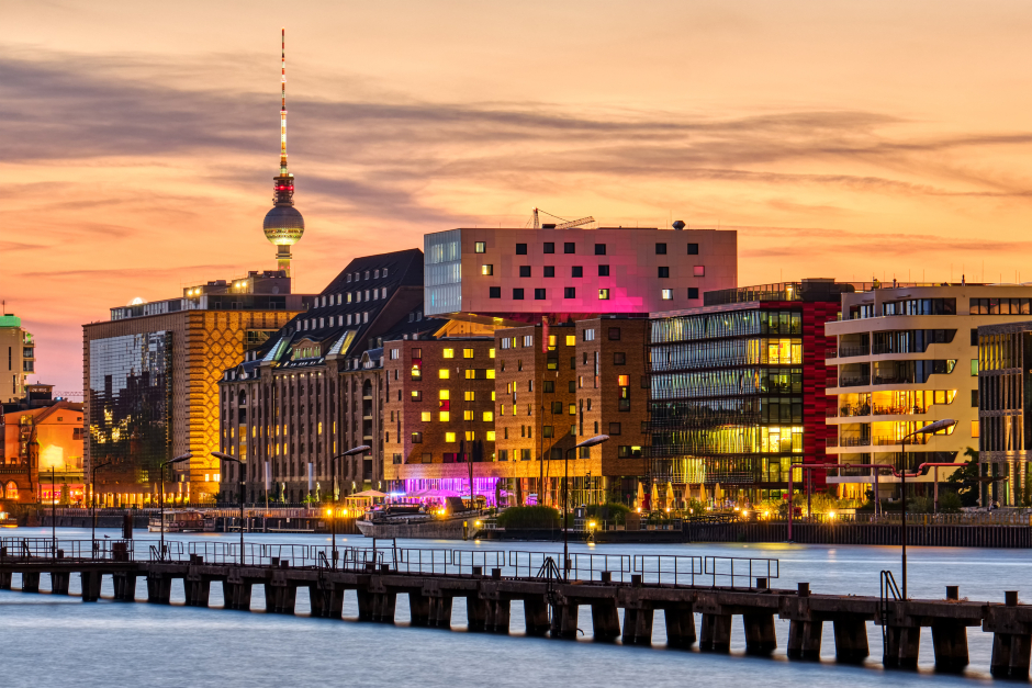Berlin von der Spree aus gesehen bei Sonnenuntergang | Credit: iStock.com/elxeneize