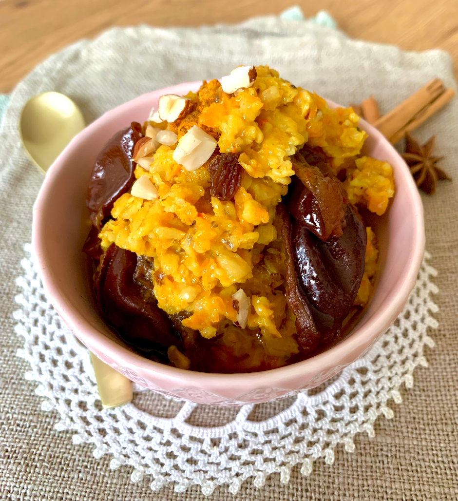 Pumpkin-spiced Karotten-Kürbis-Porridge mit karamellisierten Zwetschgen | Credit: Bettina Fleiss