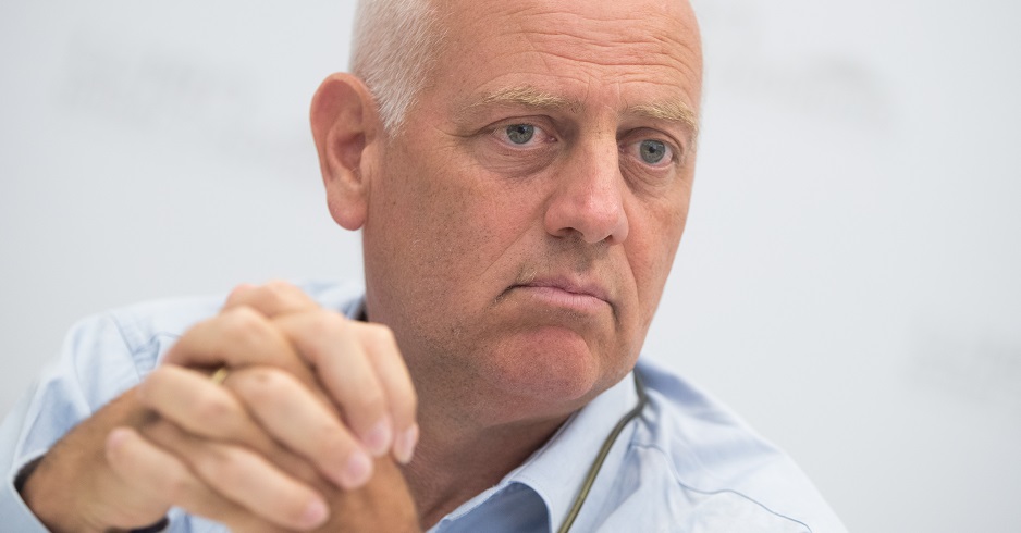 Christoph Chorherr im Porträt. Er hat die Hände vor der Brust verschränkt und schaut ernst zur Seite.