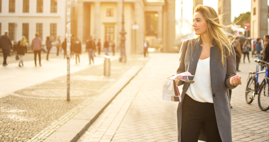 Junge Frau auf dem Weg durch Berlin an einem sonnigen Tag | Credit: iStock.com/Bojan89