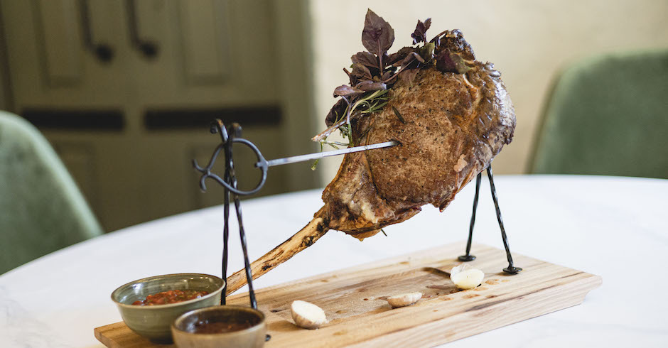 Steak auf einem Spieß steht am Tisch | Daniel Schaler