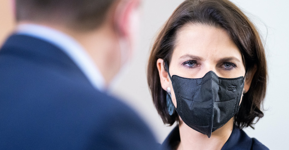 Porträt der Ministerin mit schwarzer FFP2-Maske
