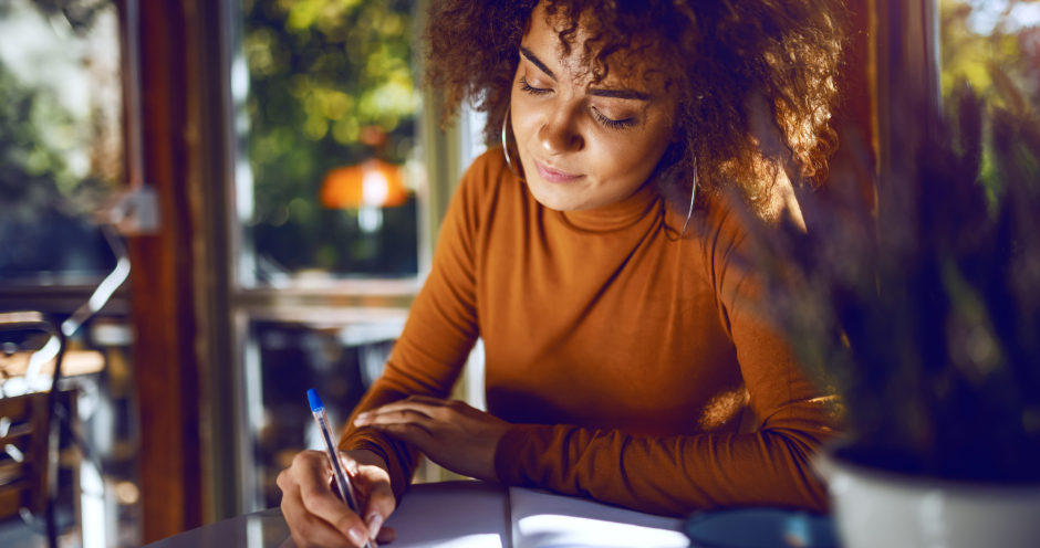 Junge Studentin macht sich Notizen | Credit: iStock.com/dusanpetkovic