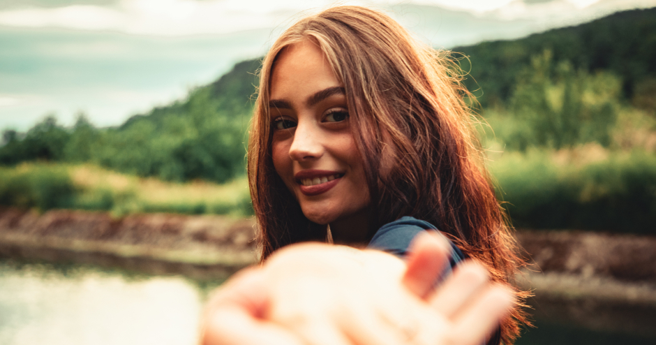 Frau hält die Hand eines Mannes, der ihr folgt | Credit: iStock.com/Finn Hafemann