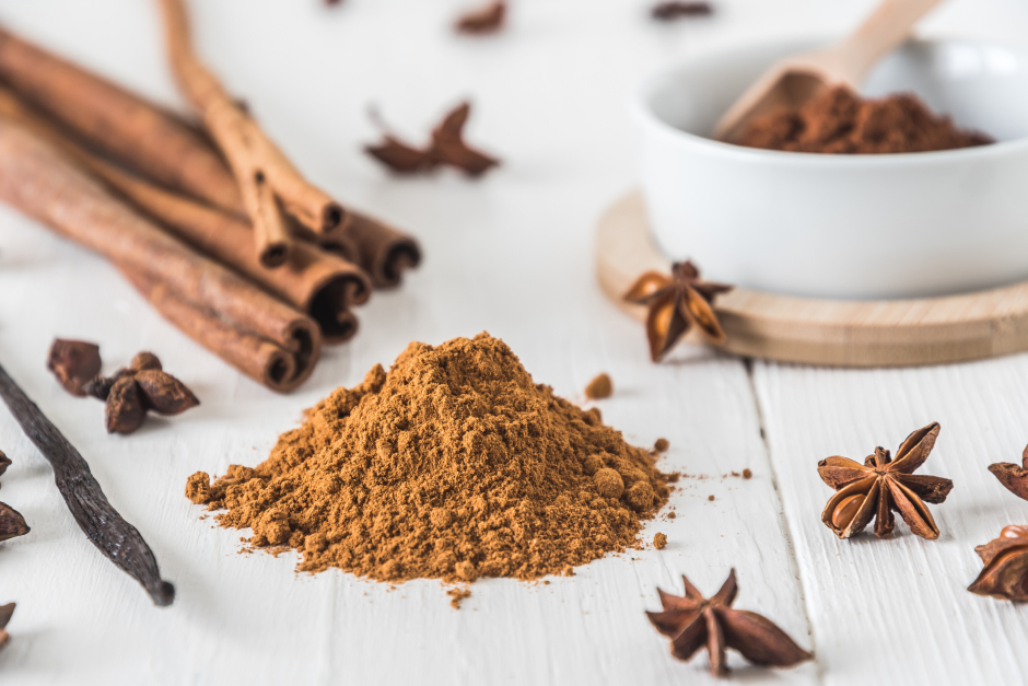 Zimt, Sternanis und Nelken für die Weihnachtsbäckerei | Credit: iStock.com/Daniela Baumann