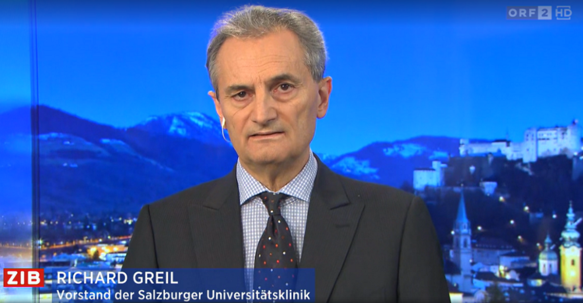 Mediziner Richard Greil im Fernsehstudio der ZiB2 Salzburg. Einblendung: ZIB2, Richard Greil, Vorstand der Universitätsklinik Salzburg
